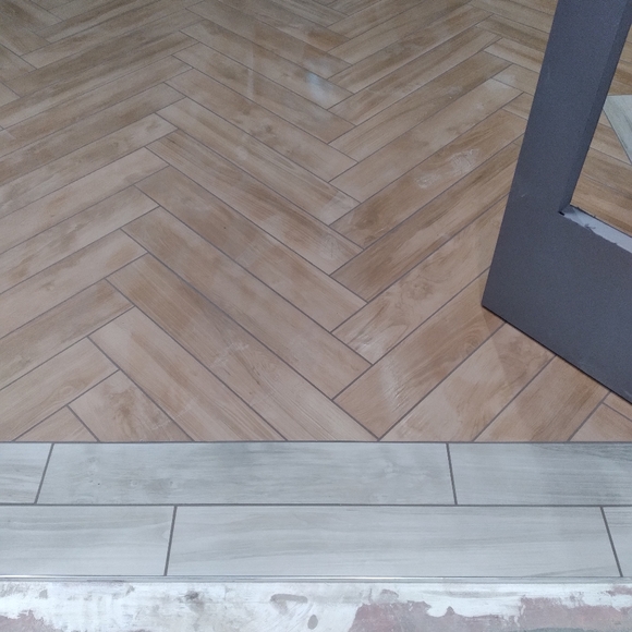 Tile installation - Picture 3 of 8